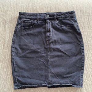 American Eagle Dark grey jean Mom skirt.              In great condition